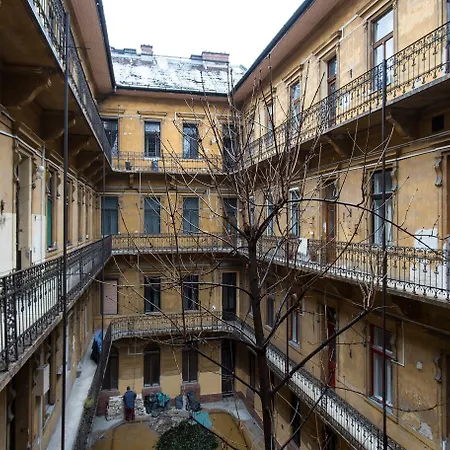 アパート Real Klauzal *